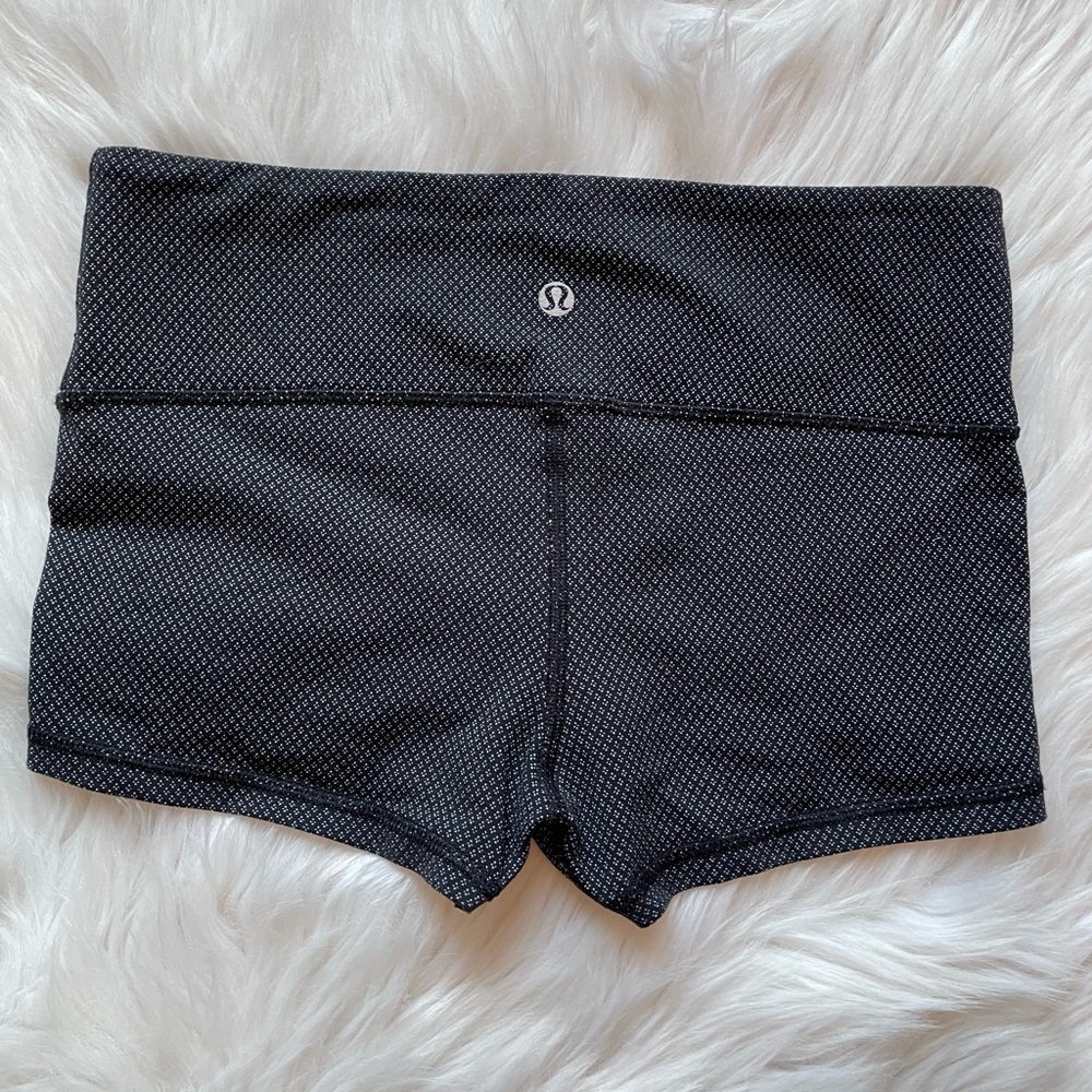 Lululemon stretchy shorts size 4 diamond dot black white 2” inseam
EUC